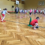 4.Dzieci biegną w sztafecie.jpg