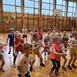 2.Dzieci wykonują rozgrzewkę .jpg