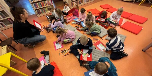 Dzieci w bibliotece kolorują obrazki wg kodu.jpg