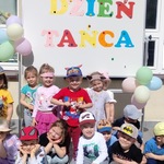 Przedszkolaki pozują na tle tablicy z napisem Dzień Tańca