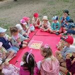 Piknik. Dzieci jedzą zdrowe przekąski