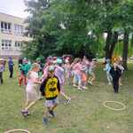 Dzieci bawią się z wykorzystaniem hula hop