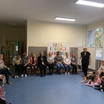 Dzieci i panie siedzą
