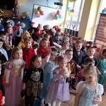 Dzieci uczestniczą w zabawie karnawałowej.