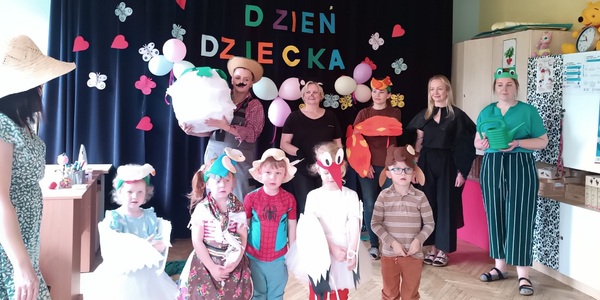 Nauczyciele i dzieci prezentują się po występie .jpg