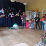 Nauczyciele i dzieci podczas inscenizacji.