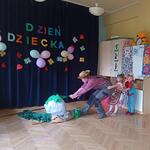 Nauczyciel I dzieci   inscenizują wiersz .