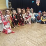 Przrebrane dzieci za osoby z innych narodowości biorą udział w uroczystości