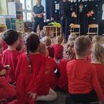 Przedszkolaki słuchają wypowiedzi Policjantek.