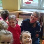 Dzieci cieszą się ze spotkania z Policjantką.