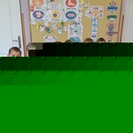 Dzieci w strojach łowickich przed występem na apelu.