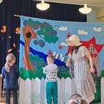Chłopiec z dziewczynką wykonują zadanie na scenie podczas teatrzyku.