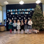 Dzieci grają na fletach podczas przeglądy piosenki.