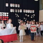 Dzieci przedstawiają symbole narodowe.