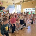 Dzieci bawią się przy muzyce  