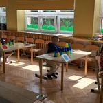 Dzieci wykonują wieżę z kubeczków na swoich stanowiskach.