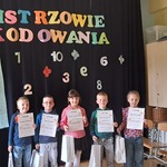 Zdjęcia grupowe uczestników konkursu mistrzowie kodowania.