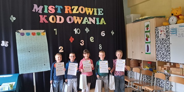 Zdjęcia grupowe uczestników konkursu mistrzowie kodowania.jpg