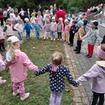 Dzieci stoją w kręgu.