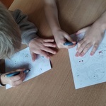 Dzieci kolorują kolorowankę