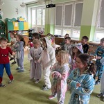 grupa 6 pozuje do zdjęcia.