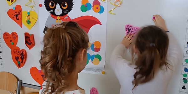 dziewczynka przypina plakat Bofka.jpg