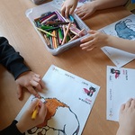 dzieci kolorują żubra