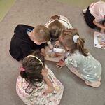 dzieci pracują na dywanie