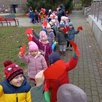 dzieci z grupy 1 pozują z czerwonymi serduszkami