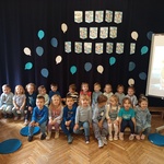 grupa 1 pozuje obchodząc Dzień Praw Dziecka
