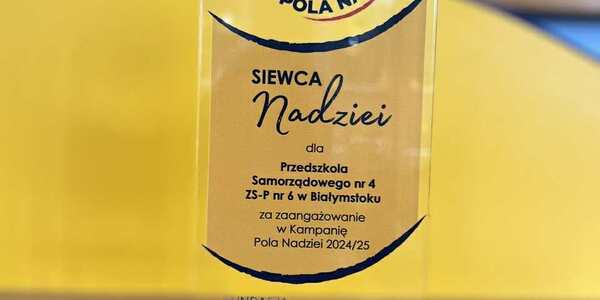 Statuetka stoi na biurku..jpeg