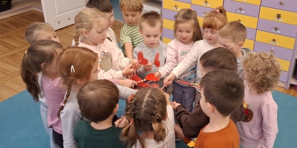 Dzieci stoją na dywanie .jpg