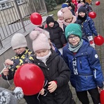 Dzieci idą z balonami.