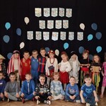 Dzieci pozują do zdjęcia 