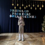 Dziewczynka śpiewa piosenkę.