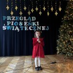 Dziewczynka z grupy 6  śpiewa pastorałkę.