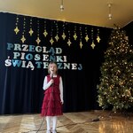 Dziewczynka z grupy 5 śpiewa piosenkę.