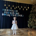 Dziewczynka z grupy 3 śpiewa piosenkę.