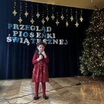 Dziewczynka z grupy 2 śpiewa piosenkę świąteczną.