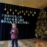 Dziewczynka z grupy 1 pozuje do zdjęcia.