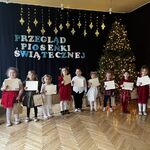 UczeStnicy przeglądu pozują do grupowego zdjęcia.