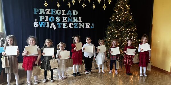 Uczetnicy przeglądu pozują do grupowego zdjęcia..jpg