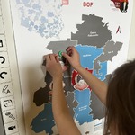 Dziecko dopasowuje obrazek do regionu.