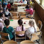 Dzieci rozwiązują zadania konkursowe.