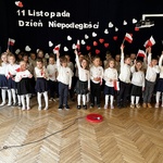 Dzieci machają flagami.