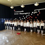 Przedszkolaki śpiewają Hymn.