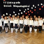 Dzieci z grupy 6 stoją na baczność