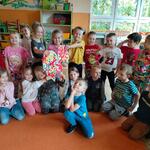 Dzieci pozują do zdjęcia grupowego.