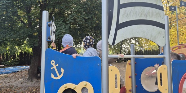 Dzieci bawią się na placu zabaw.jpg