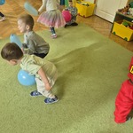 Dzieci bawią się na balu.